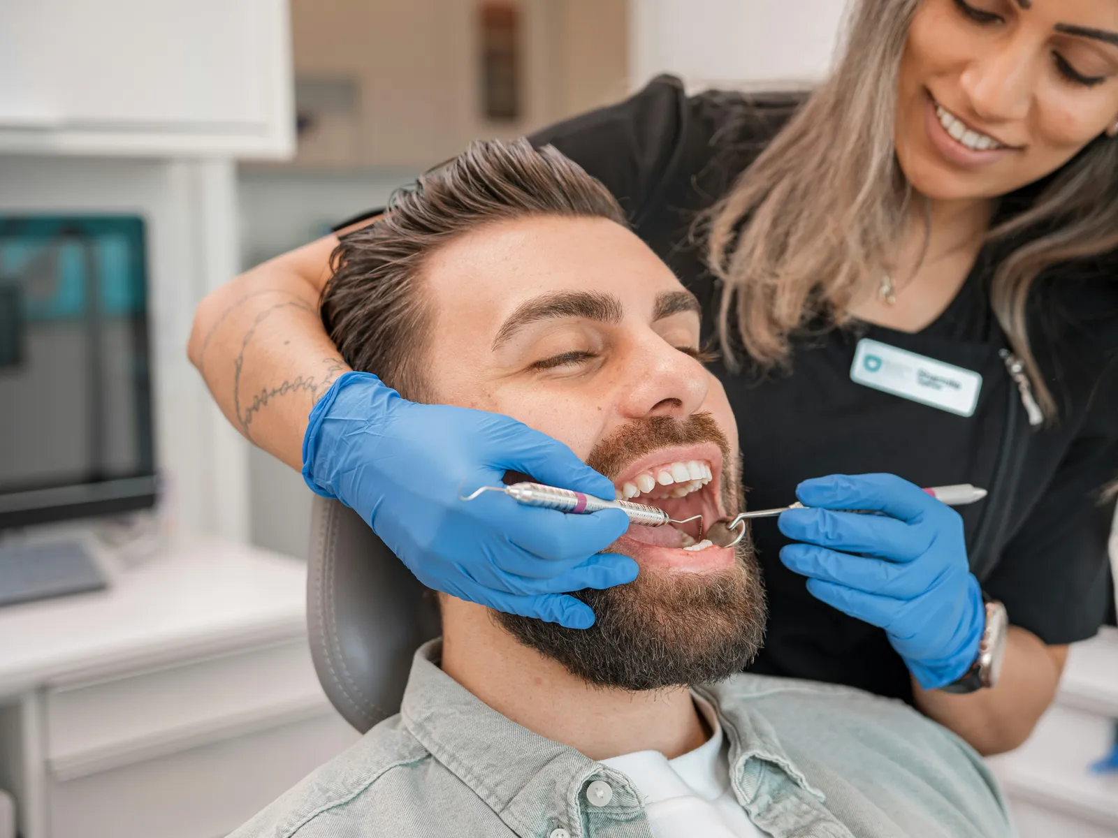 Paciente sonriendo durante una revisión dental